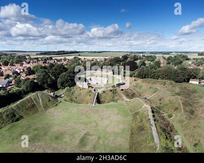 Immagine aerea paesaggio di un edificio medievale in rovina nel villaggio di Castello Acre Norfolk Inghilterra Foto Stock