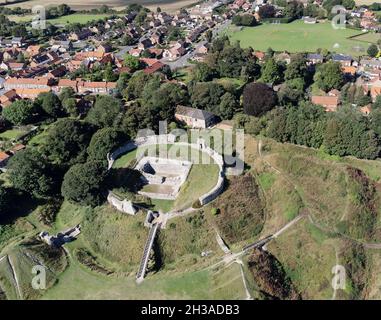 Immagine aerea paesaggio di un edificio medievale in rovina nel villaggio di Castello Acre Norfolk Inghilterra Foto Stock