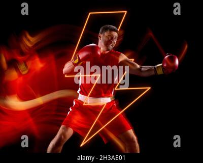 Grafica creativa del boxer prfessional maschio in movimento su elemento geometrico neon isolato su sfondo nero. Luce mista Foto Stock