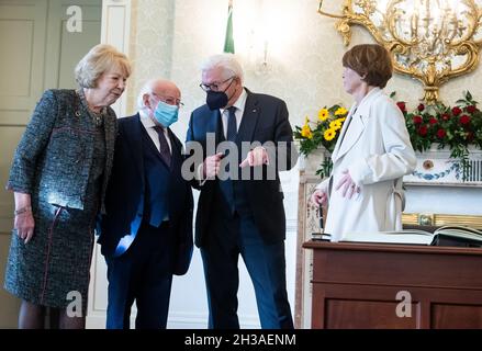 Dublino, Irlanda. 27 ottobre 2021. Il presidente federale Frank-Walter Steinmeier e sua moglie Elke Büdenbender incontrano Michael D. Higgins (2° da sinistra), presidente d'Irlanda, e sua moglie Sabina Higgins (l) per colloqui presso la residenza ufficiale del presidente irlandese. Il Presidente Steinmeier e sua moglie sono in visita di Stato di tre giorni in Irlanda. Credit: Bernd von Jutrczenka/dpa/Alamy Live News Foto Stock