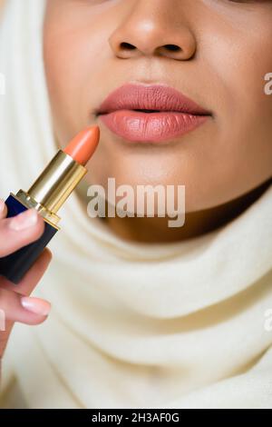 vista crosta della giovane donna musulmana in hijab applicazione rossetto Foto Stock