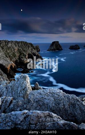 FRANCIA. FINISTERE (29) REGIONE BRETAGNA. PENISOLA DI CROZON (PRESQU'ILE DE CROZON). PUNTA DI PENHIR (POINTE DE PENHIR) E ISOLOTTI TAS DE POIS (ILOTS TAS Foto Stock