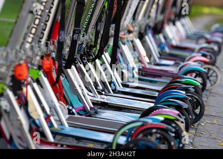 Monaco di Baviera, Germania. 27 ottobre 2021. Numerosi scooter di bambini si trovano di fronte ad una scuola elementare. Credit: Sven Hoppe/dpa/Alamy Live News Foto Stock