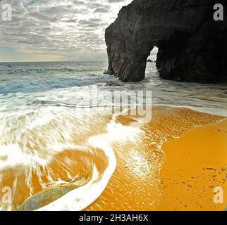 FRANCIA. REGIONE BRETAGNA. MORBIHAN (56) PENISOLA DI QUIBERON. COSTA SELVAGGIA. ARCHE AL PROMONTORIO DI PERCH (POINTE DU PERCHE) Foto Stock