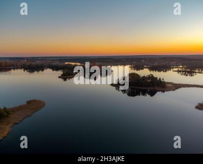 Tramonto sul Palazzo Užutrakis vicino a Trakai, Lituania Foto Stock