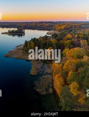 Tramonto sul Palazzo Užutrakis vicino a Trakai, Lituania Foto Stock