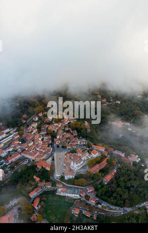 Sintra sopra il cielo nebuloso Foto Stock