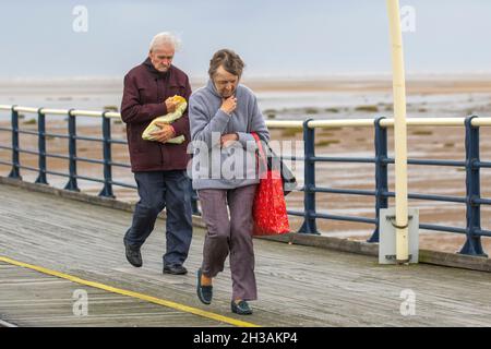 Southport, Merseyside. Meteo Regno Unito. 27 Ott 2021. Giornata bagnata e ventosa nella località balneare nord-occidentale. Nuvoloso e ventoso con la fascia di pioggia che si inonda dal nord-ovest. Alcune delle piogge si aspettavano a volte essere pesanti e persistenti. Credit: MediaWorldImages/AlamyLiveNews Foto Stock