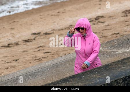 Southport, Merseyside. Meteo Regno Unito. 27 Ott 2021. Giornata bagnata e ventosa nella località balneare nord-occidentale. Nuvoloso e ventoso con la fascia di pioggia che si inonda dal nord-ovest. Alcune delle piogge si aspettavano a volte essere pesanti e persistenti. Credit: MediaWorldImages/AlamyLiveNews Foto Stock