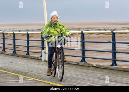 Southport, Merseyside. Meteo Regno Unito. 27 Ott 2021. Giornata bagnata e ventosa nella località balneare nord-occidentale. Nuvoloso e ventoso con la fascia di pioggia che si inonda dal nord-ovest. Alcune delle piogge si aspettavano a volte essere pesanti e persistenti. Credit: MediaWorldImages/AlamyLiveNews Foto Stock