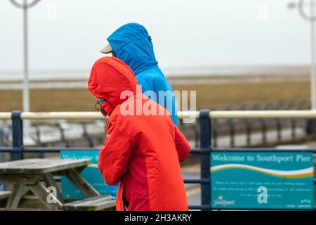 Southport, Merseyside. Meteo Regno Unito. 27 Ott 2021. Giornata bagnata e ventosa nella località balneare nord-occidentale. Nuvoloso e ventoso con la fascia di pioggia che si inonda dal nord-ovest. Alcune delle piogge si aspettavano a volte essere pesanti e persistenti. Credit: MediaWorldImages/AlamyLiveNews Foto Stock