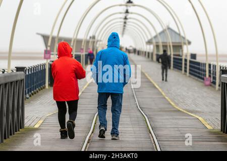 Southport, Merseyside. Meteo Regno Unito. 27 Ott 2021. Giornata bagnata e ventosa nella località balneare nord-occidentale. Nuvoloso e ventoso con la fascia di pioggia che si inonda dal nord-ovest. Alcune delle piogge si aspettavano a volte essere pesanti e persistenti. Credit: MediaWorldImages/AlamyLiveNews Foto Stock