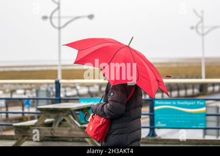 Southport, Merseyside. Meteo Regno Unito. 27 Ott 2021. Giornata bagnata e ventosa nella località balneare nord-occidentale. Nuvoloso e ventoso con la fascia di pioggia che si inonda dal nord-ovest. Alcune delle piogge si aspettavano a volte essere pesanti e persistenti. Credit: MediaWorldImages/AlamyLiveNews Foto Stock