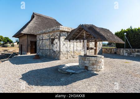 Edifici ricostruiti che ospitano un deposito e un antico laboratorio di produzione di olio d'oliva presso il sito di Klazomenai nella città di Urla nella provincia di Izmir in Turchia. Foto Stock