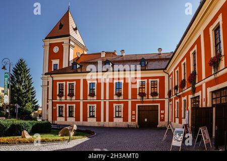 Ostrov, Repubblica Ceca-Ottobre 10,2021. Chateau costruito in stile barocco circondato da un bellissimo parco con fontane, stagni e rocce artificiali. Foto Stock