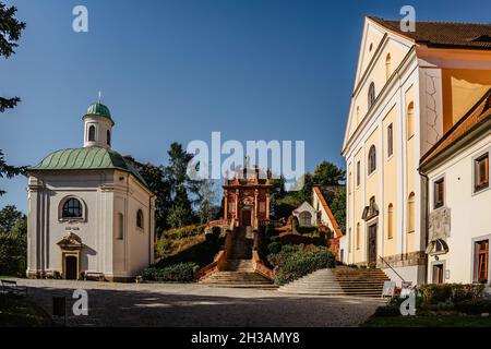 Ostrov, Repubblica Ceca-Ottobre 10,2021.Monastero Piarista con Cappella della Vergine Maria di Einsiedeln.Cappella del pellegrinaggio e Cappella funeraria di Sant'Anna.Reli Foto Stock