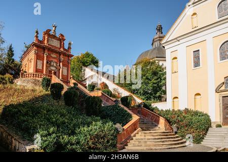 Ostrov, Repubblica Ceca-Ottobre 10,2021.Monastero Piarista con Cappella della Vergine Maria di Einsiedeln.Cappella del pellegrinaggio e Cappella funeraria di Sant'Anna.Reli Foto Stock