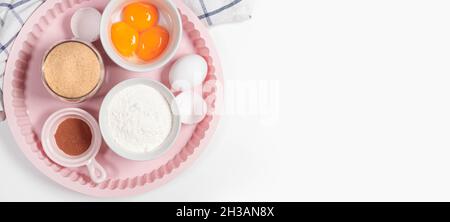 Cottura del pane fatto in casa sul piano di lavoro della cucina bianca con ingredienti per cucinare, sfondo culinario, spazio copia, vista dall'alto Foto Stock