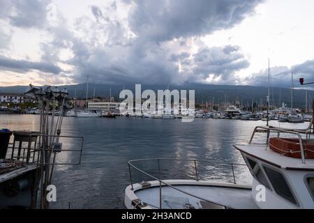 Riposto, Sicilia - 22 luglio 2021: Porto dell'Etna, Marina di Riposto, Porto dell'Etna Foto Stock