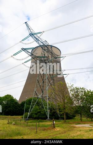 Geertruidenberg, Paesi Bassi. La centrale elettrica Amer Centrale è uno dei combustibili fossili che utilizza gli impianti, producendo energia elettrica e emettendo carbonio e CO2 nell'atmosfera. Dal momento che l'ambiente e il cambiamento climatico, l'uso del carbone nero e l'emissione di gas serra sono un problema nella società. Foto Stock