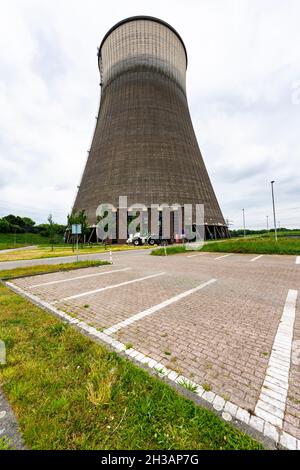 Geertruidenberg, Paesi Bassi. La centrale elettrica Amer Centrale è uno dei combustibili fossili che utilizza gli impianti, producendo energia elettrica e emettendo carbonio e CO2 nell'atmosfera. Dal momento che l'ambiente e il cambiamento climatico, l'uso del carbone nero e l'emissione di gas serra sono un problema nella società. Foto Stock