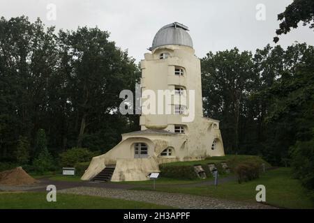 Torre Einstein (Einsteinturm) nel Parco Scientifico Albert Einstein (Wissenschaftspark Albert Einstein) a Potsdam, Germania. L'osservatorio astrofisico progettato dall'architetto espressionista tedesco Erich Mendelsohn è stato costruito tra il 1919 e il 1921 sulla cima della collina di Telegrafenberg. Foto Stock