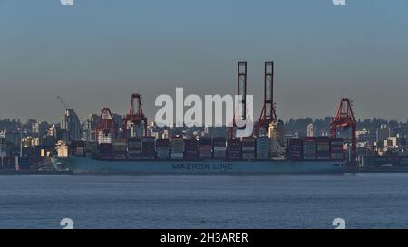 Vista del porto marittimo container Centennial Terminal (CenterM) nel porto di Vancouver con la nave di carico Maersk Lins al mattino in giorno di sole. Foto Stock