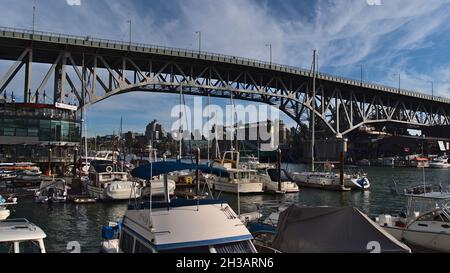 Bella vista del Granville Street Bridge nel centro di Vancouver che attraversa False Creek con porticciolo e barche a vela di fronte al giorno di sole in autunno. Foto Stock