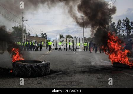 Pujili, Ecuador. 26 ottobre 2021. La polizia è schierata per iniziare a sgombrare la strada principale di Pujili durante le manifestazioni nella provincia di Cotopaxi in Ecuador 26 ottobre 2021. Le comunità indigene chiudono le strade principali in tutto il paese a causa dello sciopero nazionale chiamato dal movimento indigeno CONAIE in collaborazione con i sindacati e altre organizzazioni sociali che richiedono che il prezzo del carburante nel paese sia abbassato. (Foto di Juan Diego Montenegro/Sipa USA) Credit: Sipa USA/Alamy Live News Foto Stock