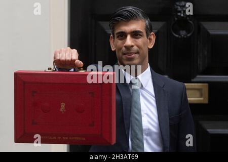 27/10/2021. Londra, Regno Unito. Il Cancelliere dello scacchiere Rishi Sunak detiene la scatola rossa di spedizione per i media prima di lasciare No.11 Downing Street per presentare il bilancio alla Camera dei Comuni. Foto Stock