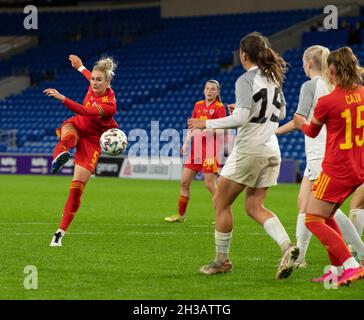 CARDIFF, GALLES - OTTOBRE 26: Rhiannon Roberts (Galles) in azione alla partita di qualificazione della Coppa del mondo delle donne FIFA tra Galles ed Estonia a Cardiff ci Foto Stock