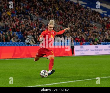 CARDIFF, GALLES - OTTOBRE 26: Rhiannon Roberts (Galles) in azione alla partita di qualificazione della Coppa del mondo delle donne FIFA tra Galles ed Estonia a Cardiff ci Foto Stock