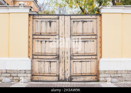 Antica porta di legno presso la casa privata. Foto Stock