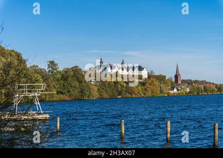 Der Große Plöner See mit dem Weißen Schloß und dem Kirchturm von Plön Foto Stock