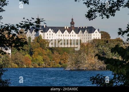 Landschaft am Großen Plöner SEE mit Blick auf das Plöner Schloß im herbstlichen Oktober Foto Stock
