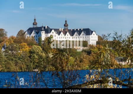 Der Große Plöner See mit dem Weißen Schloß und dem Kirchturm von Plön Foto Stock