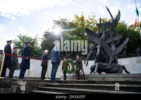 Dublino, Irlanda. 27 ottobre 2021. Il presidente federale Frank-Walter Steinmeier (2° da destra) depone una corona al Memoriale irlandese delle forze armate alla presenza di Simon Coveney (r), ministro degli Esteri irlandese. Il Presidente Steinmeier e sua moglie sono in visita di Stato di tre giorni in Irlanda. Credit: Bernd von Jutrczenka/dpa/Alamy Live News Foto Stock