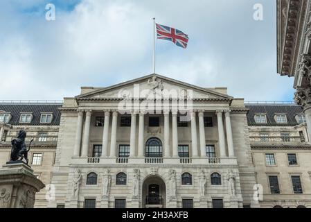 Londra, Regno Unito. 27 ottobre 2021. La bandiera dell'Unione sbatte nel vento sulla Banca d'Inghilterra. Rishi Sunak, Cancelliere dello scacchiere, sta attualmente consegnando il suo bilancio con inflazione che probabilmente raggiungerà il 4% con un impatto sul costo della vita credito: Stephen Chung / Alamy Live News Foto Stock