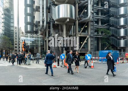 Londra, Regno Unito. 27 ottobre 2021. I lavoratori urbani fuori dal Lloyds Building a pranzo nella City di Londra come Rishi Sunak, Cancelliere dello scacchiere, consegna il suo bilancio. L’inflazione probabilmente raggiungerà il 4% con un impatto sul costo della vita. Credit: Stephen Chung / Alamy Live News Foto Stock