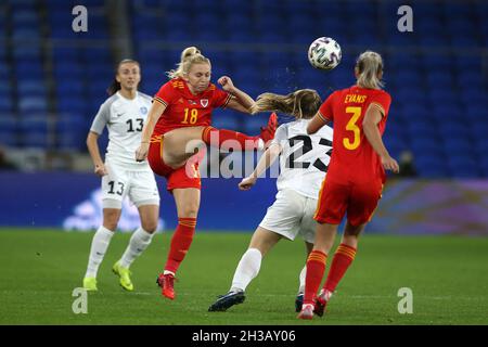 Cardiff, Regno Unito. 26 ottobre 2021. Ceri Holland of Wales (18) in azione.Galles donne / Estonia donne, FIFA Women's World Cup 2023 partita di qualificazione al Cardiff City Stadium di martedì 26 ottobre 2021. Solo per uso editoriale, pic by Andrew Orchard/Andrew Orchard sport photography/Alamy Live news Credit: Andrew Orchard sports photography/Alamy Live News Foto Stock