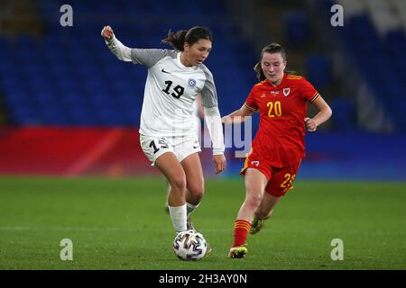 Cardiff, Regno Unito. 26 ottobre 2021. Vlada Kubassova (Estonia) (19) e Carrie Jones (Galles) (20) in azione. Donne del Galles / donne dell'Estonia, FIFA Women's World Cup 2023, partita di qualificazione al Cardiff City Stadium di martedì 26 ottobre 2021. Solo per uso editoriale, pic by Andrew Orchard/Andrew Orchard sport photography/Alamy Live news Credit: Andrew Orchard sports photography/Alamy Live News Foto Stock