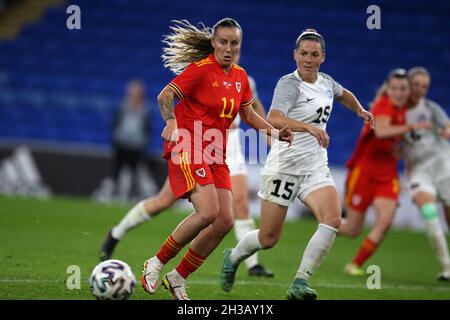 Cardiff, Regno Unito. 26 ottobre 2021. Natasha Harding del Galles (l) e Inna Zlidnis dell'Estonia (15) in azione. Donne del Galles / donne dell'Estonia, FIFA Women's World Cup 2023, partita di qualificazione al Cardiff City Stadium di martedì 26 ottobre 2021. Solo per uso editoriale, pic by Andrew Orchard/Andrew Orchard sport photography/Alamy Live news Credit: Andrew Orchard sports photography/Alamy Live News Foto Stock