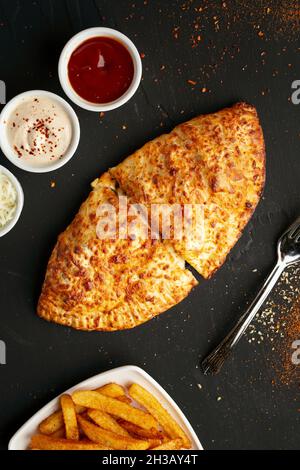 Calzone con formaggio Foto Stock