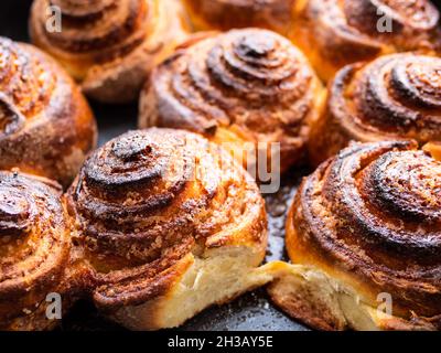 molti dolci fatti in casa alla cannella appena sfornati si avvicinano Foto Stock