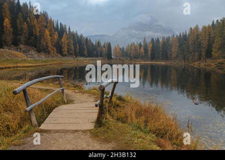 Mattinata di nebbia sulle rive del Lago di Antorno, Dolomiti, Italia Foto Stock