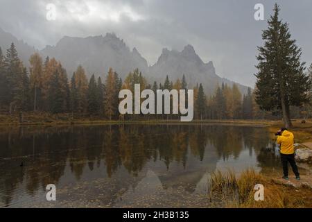 Mattinata di nebbia sulle rive del Lago di Antorno, Dolomiti, Italia Foto Stock