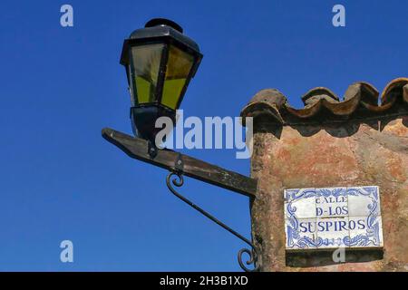 Lampione nella strada dei sospiri in Colonia Sacramento - Uruguay. Foto Stock