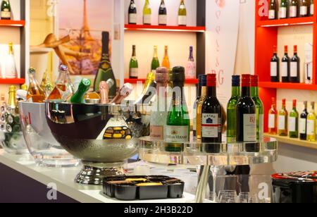 Cannes, Frankreich. 27 ottobre 2021. Cannes, Francia - 27 ottobre 2021: TFWA World Exhibition and Conference, The Duty Free and Travel Retail Global Summit. Vino, Distillati e Prosecco, Tax Free World Association. Mandoga Media Germania Credit: dpa/Alamy Live News Foto Stock