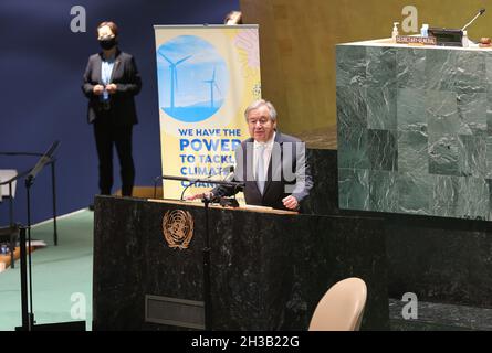 Nazioni Unite, New York, USA, 27 ottobre 2021 - il Segretario generale Antonio Guterres, si rivolge al dibattito tematico ad alto livello sulla realizzazione dell'azione per il clima: Per le persone, il pianeta e la prosperità oggi presso la sede delle Nazioni Unite a New York. Foto: Luiz Rampelotto/EuropaNewswire PHOTO CREDIT OBBLIGATORIO. Foto Stock