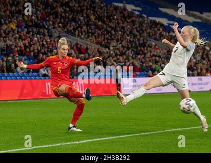 CARDIFF, GALLES - OTTOBRE 26: Rhiannon Roberts (Galles) e Liisa Merisalu (Estonia) in azione alla gara di qualificazione della Coppa del mondo delle donne FIFA tra Wa Foto Stock